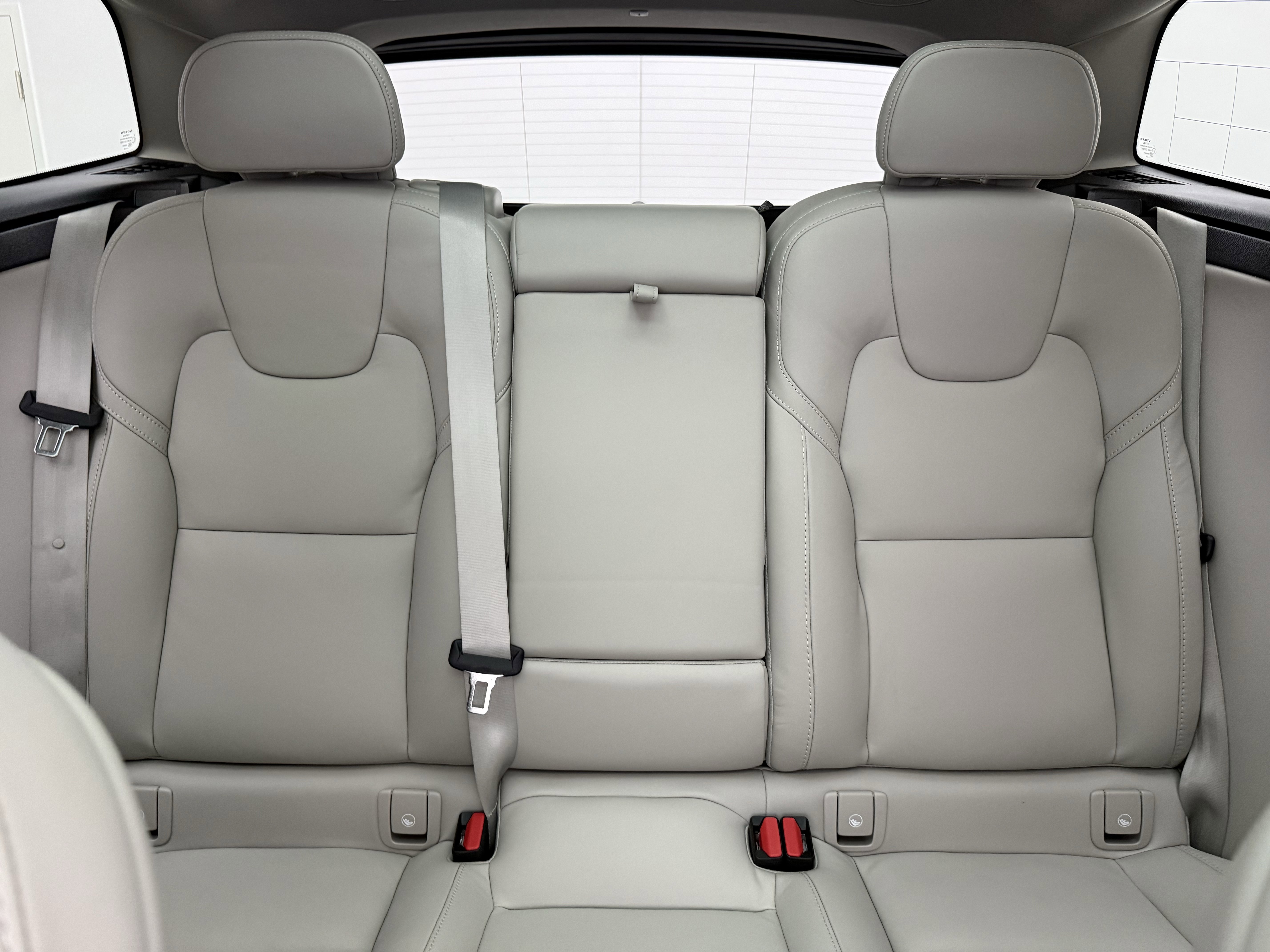 Certified 2024 Volvo XC60 B5 Ultimate w/ Protection Package Premier image 27