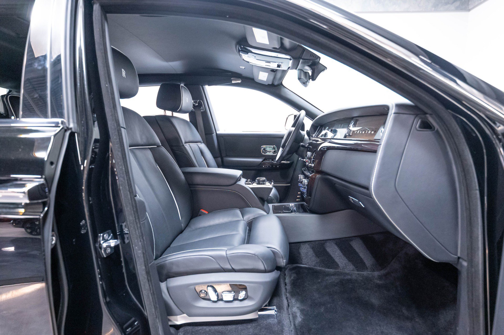 Used 2024 Rolls-Royce Phantom Sedan w/ The Phantom Package RWD image 50