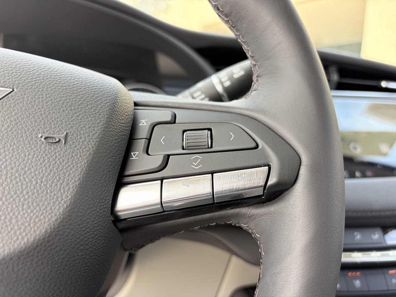 Certified 2022 Cadillac XT4 Premium Luxury FWD image 23