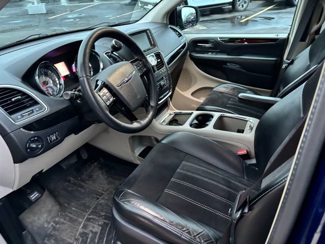 Used 2016 Chrysler Town & Country Limited image 7