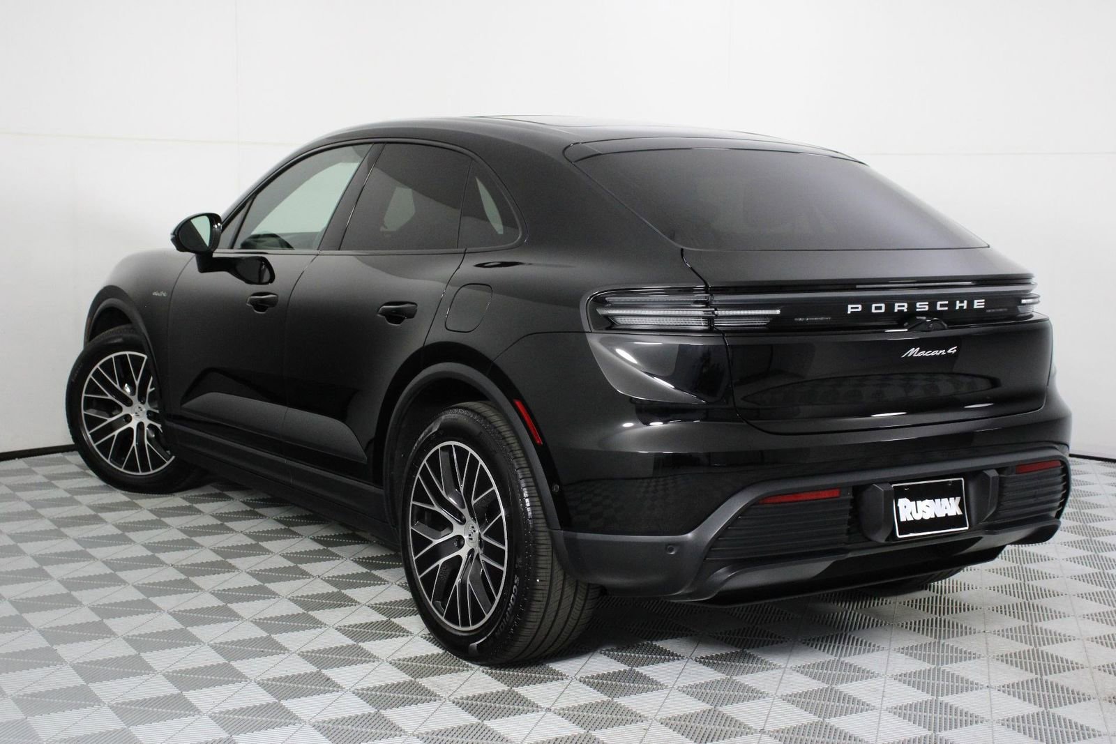 Certified 2025 Porsche Macan 4 Electric AWD/4WD image 3