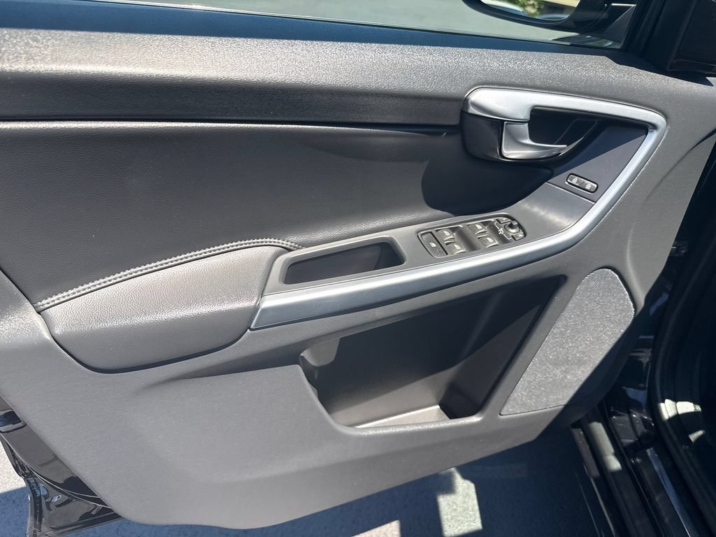 Used 2015 Volvo XC60 T6 w/ Proximity Package AWD/4WD image 9