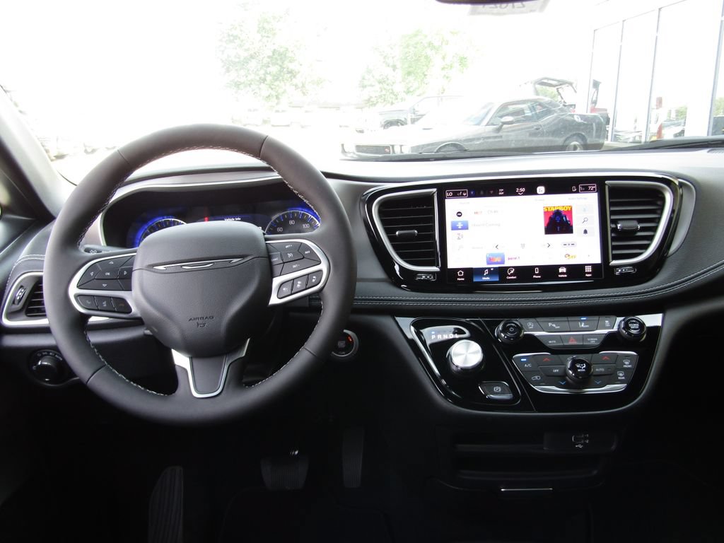 New 2027 Chrysler Pacifica Select FWD image 5
