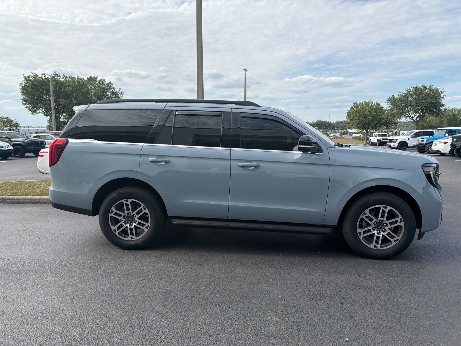 Used 2025 Ford Expedition Active RWD image 4
