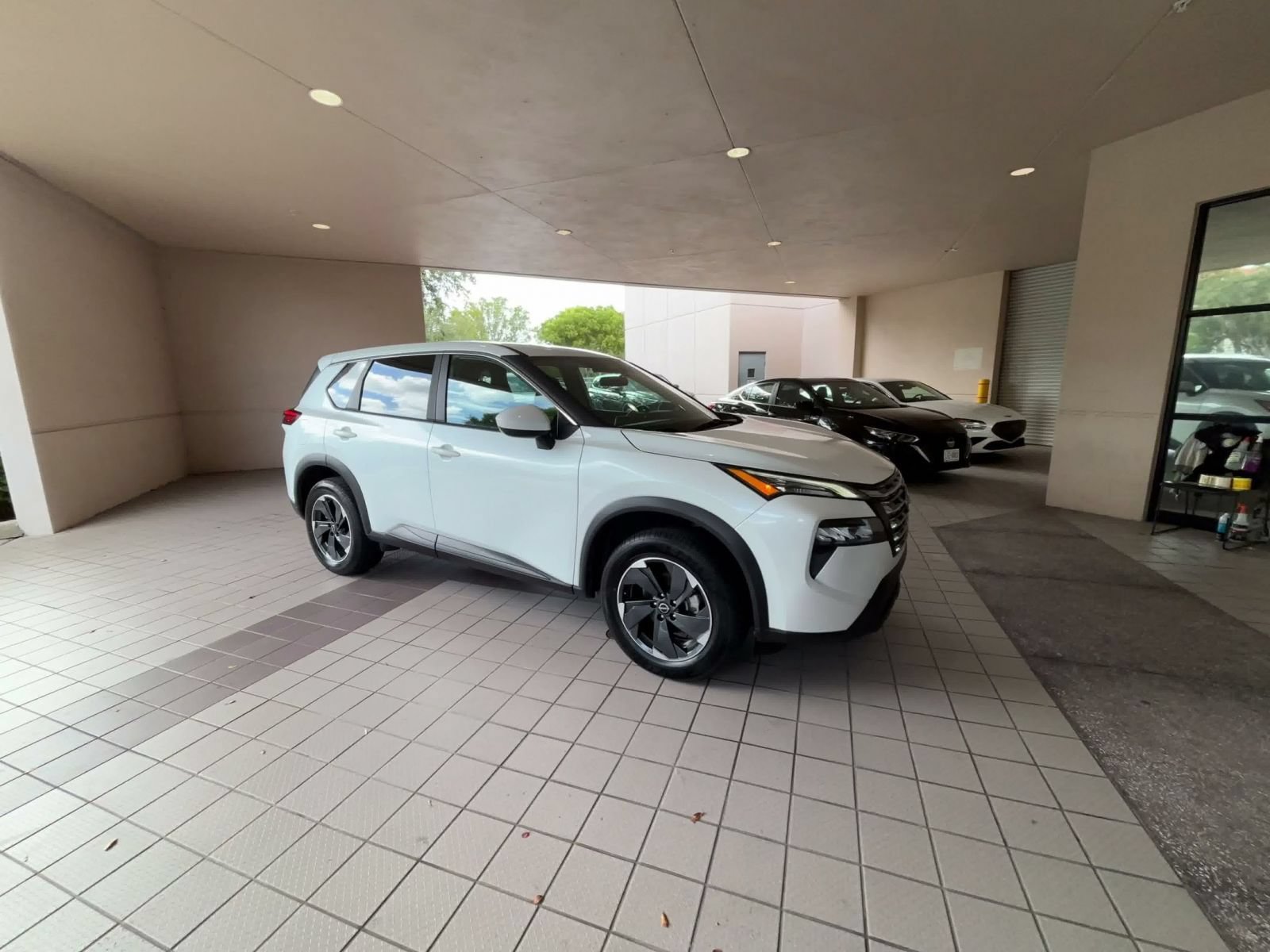 Used 2025 Nissan Rogue SV AWD/4WD image 2