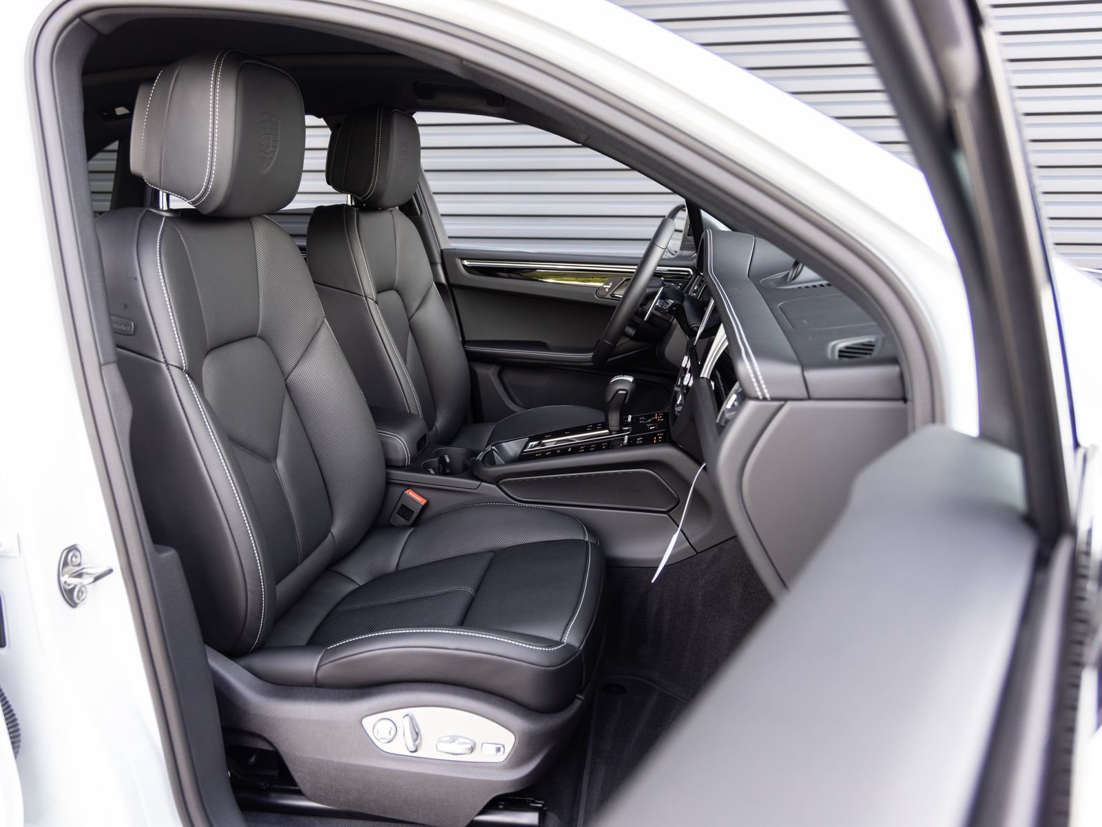 New 2026 Porsche Macan Turbo AWD/4WD image 34