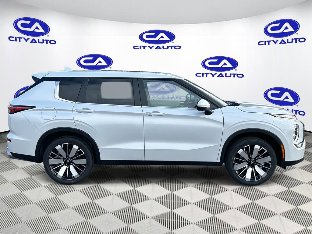 New 2026 Mitsubishi Outlander SE image 2