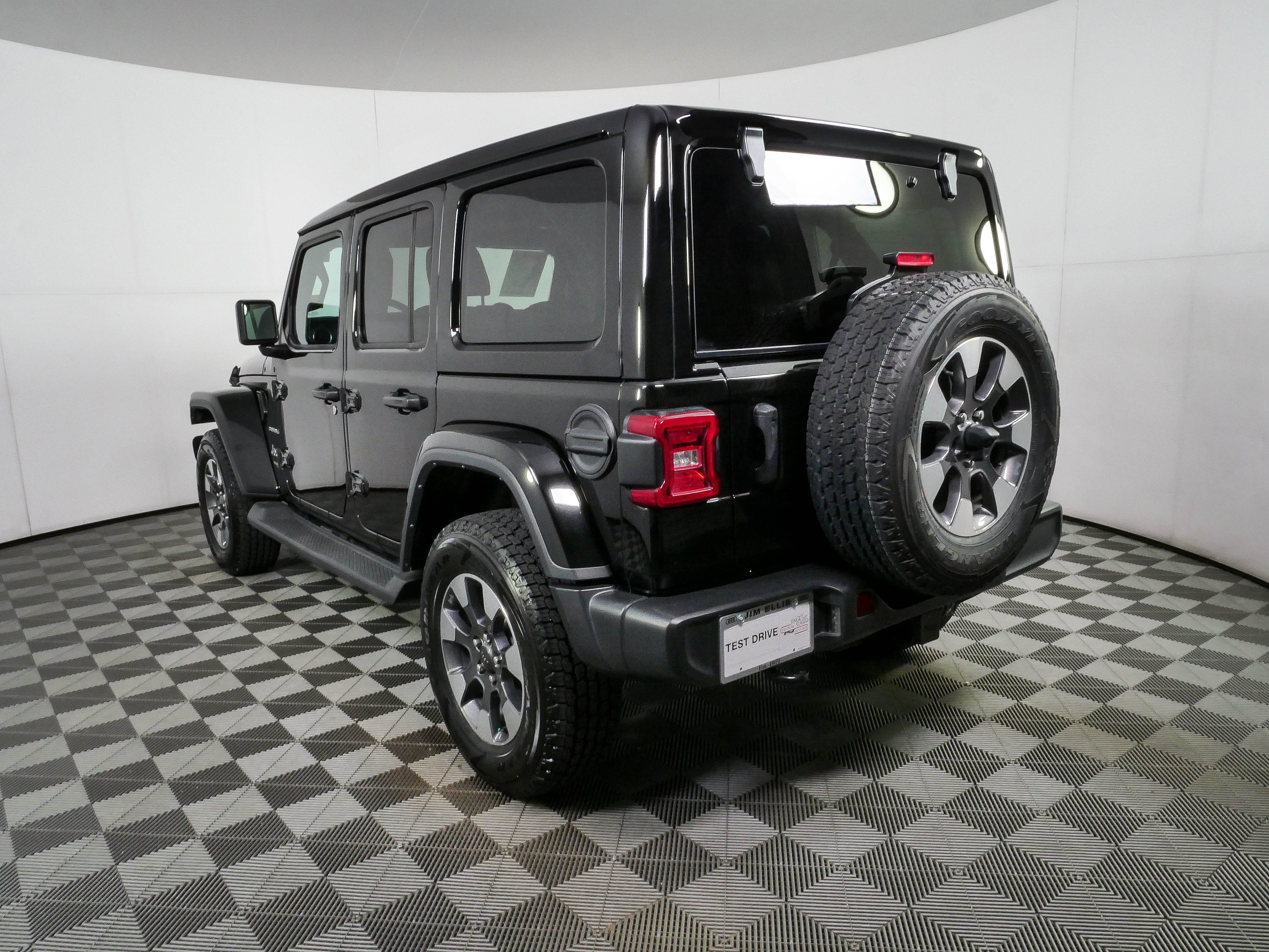 Used 2022 Jeep Wrangler Unlimited Sahara w/ LED Lighting Group AWD/4WD image 27