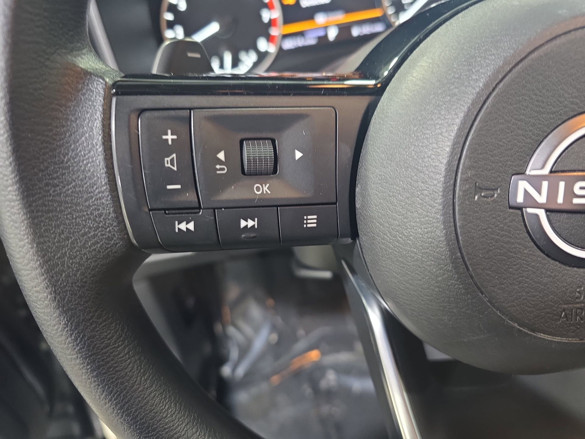 Used 2023 Nissan Rogue SV FWD image 16