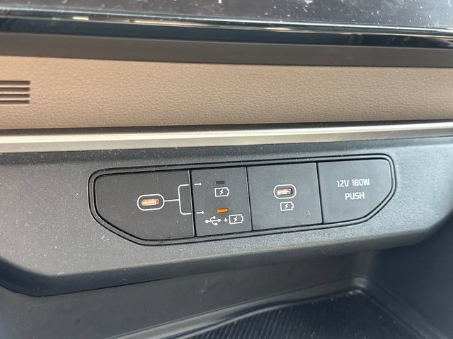 Used 2025 Kia Carnival FWD image 28