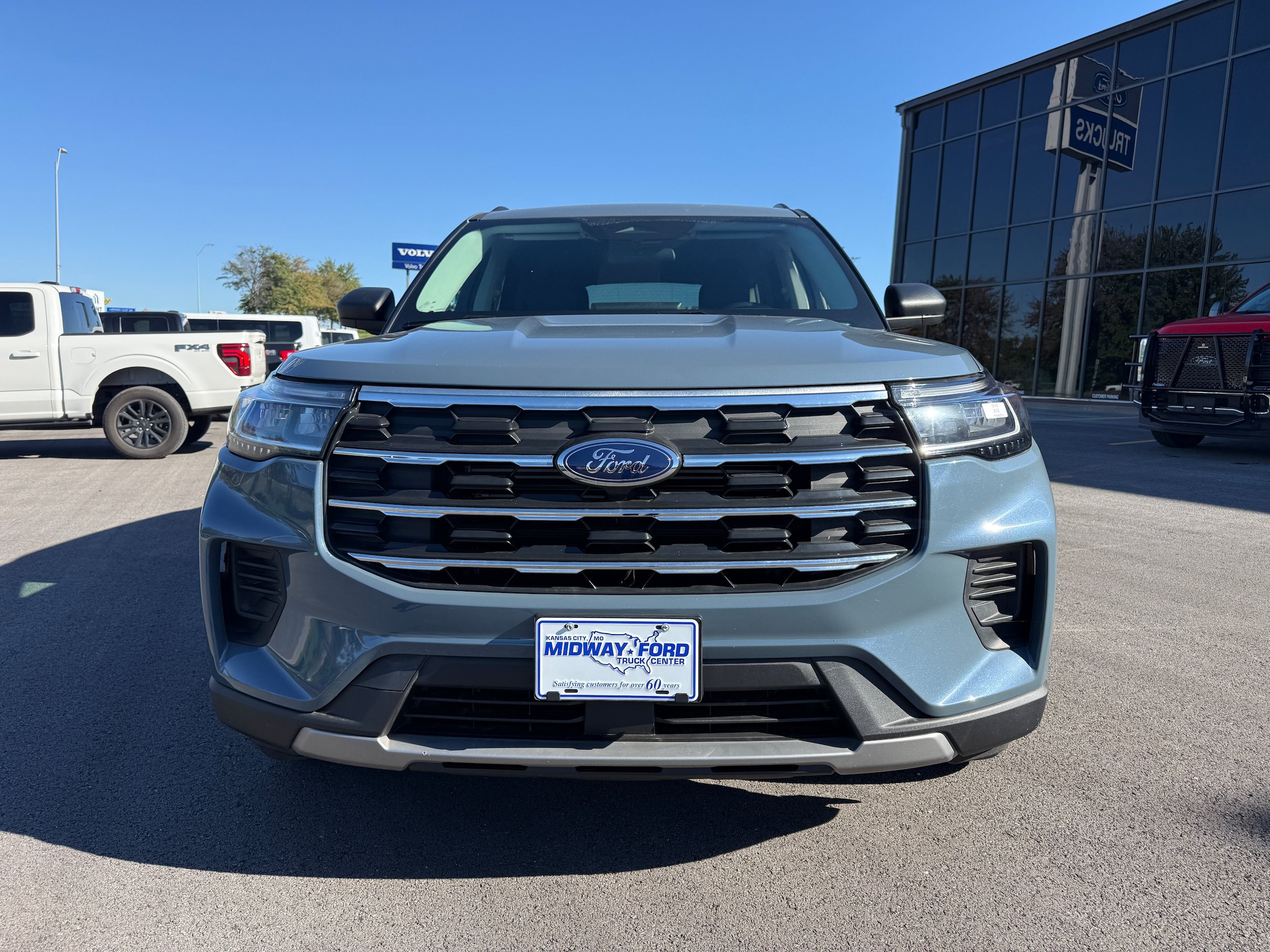 Used 2025 Ford Explorer Active AWD/4WD image 2