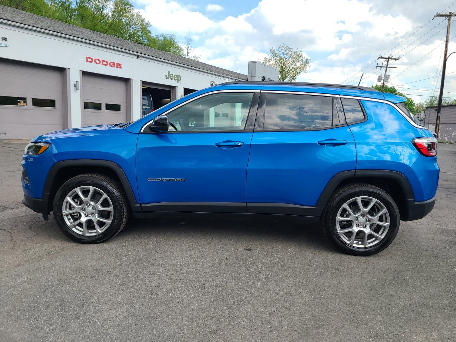 Used 2024 Jeep Compass Latitude image 2