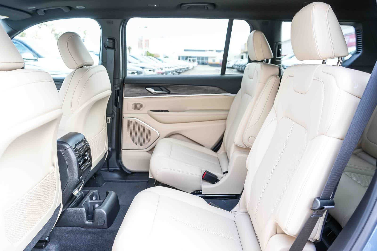 New 2026 Jeep Grand Cherokee L Limited w/ Luxury Tech Group II AWD/4WD image 20