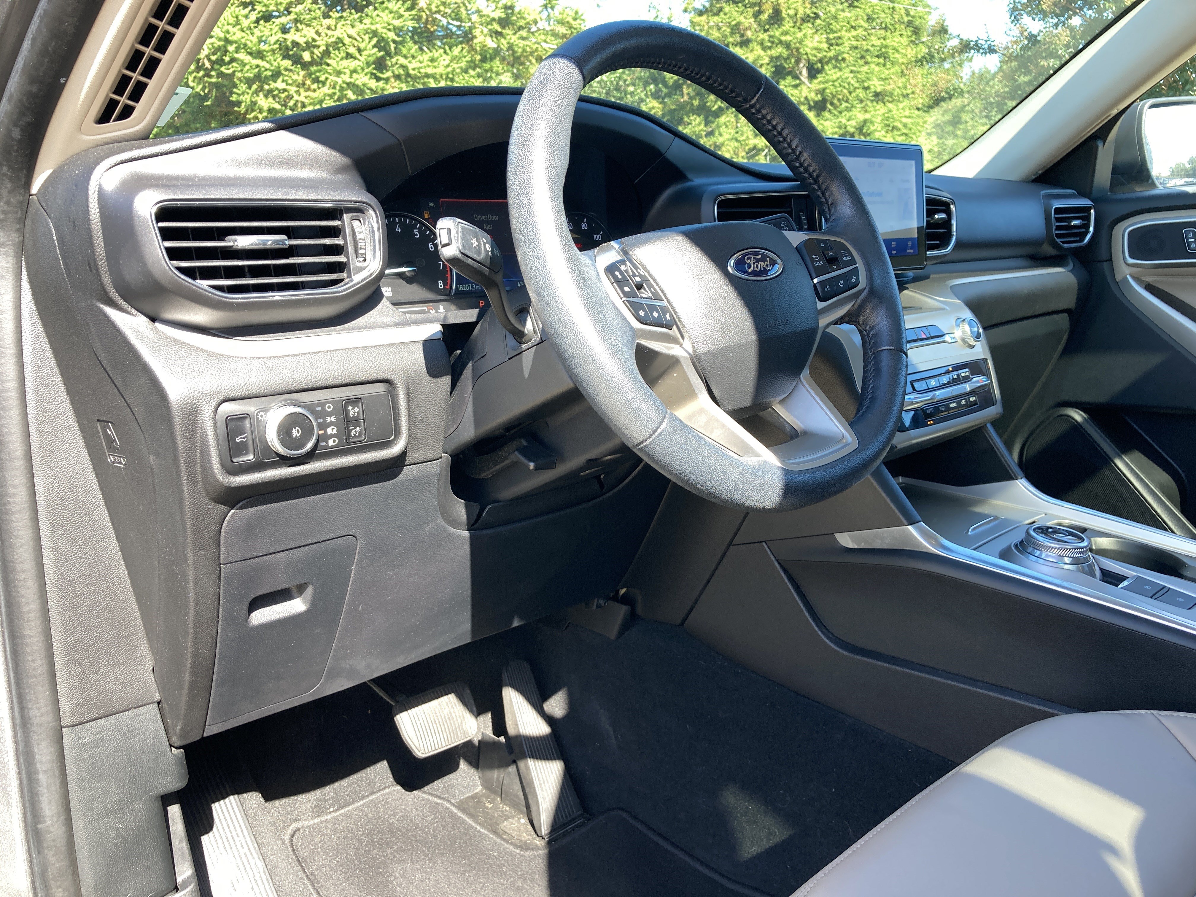 Used 2022 Ford Explorer XLT w/ Equipment Group 202A RWD image 10