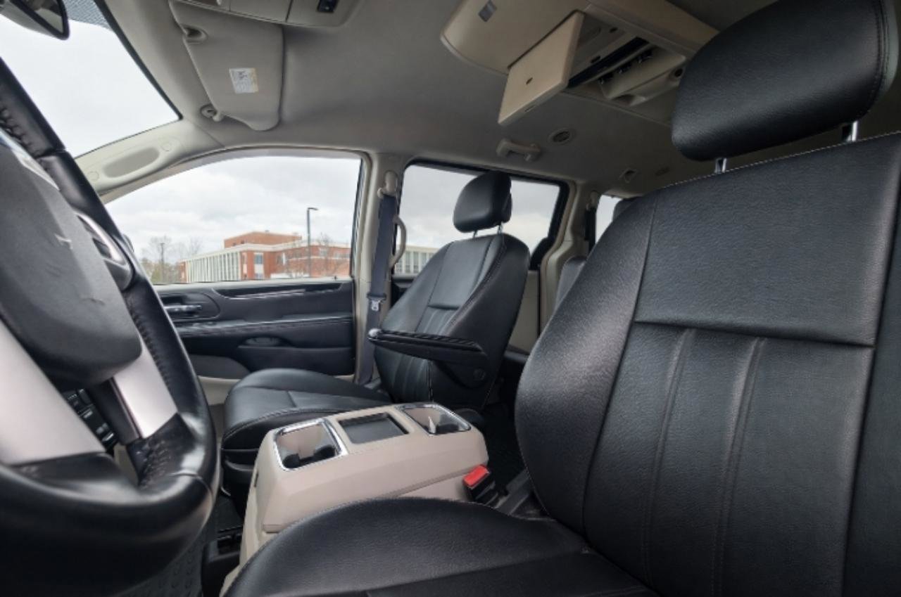 Used 2014 Chrysler Town & Country Touring w/ Trailer Tow Group image 18