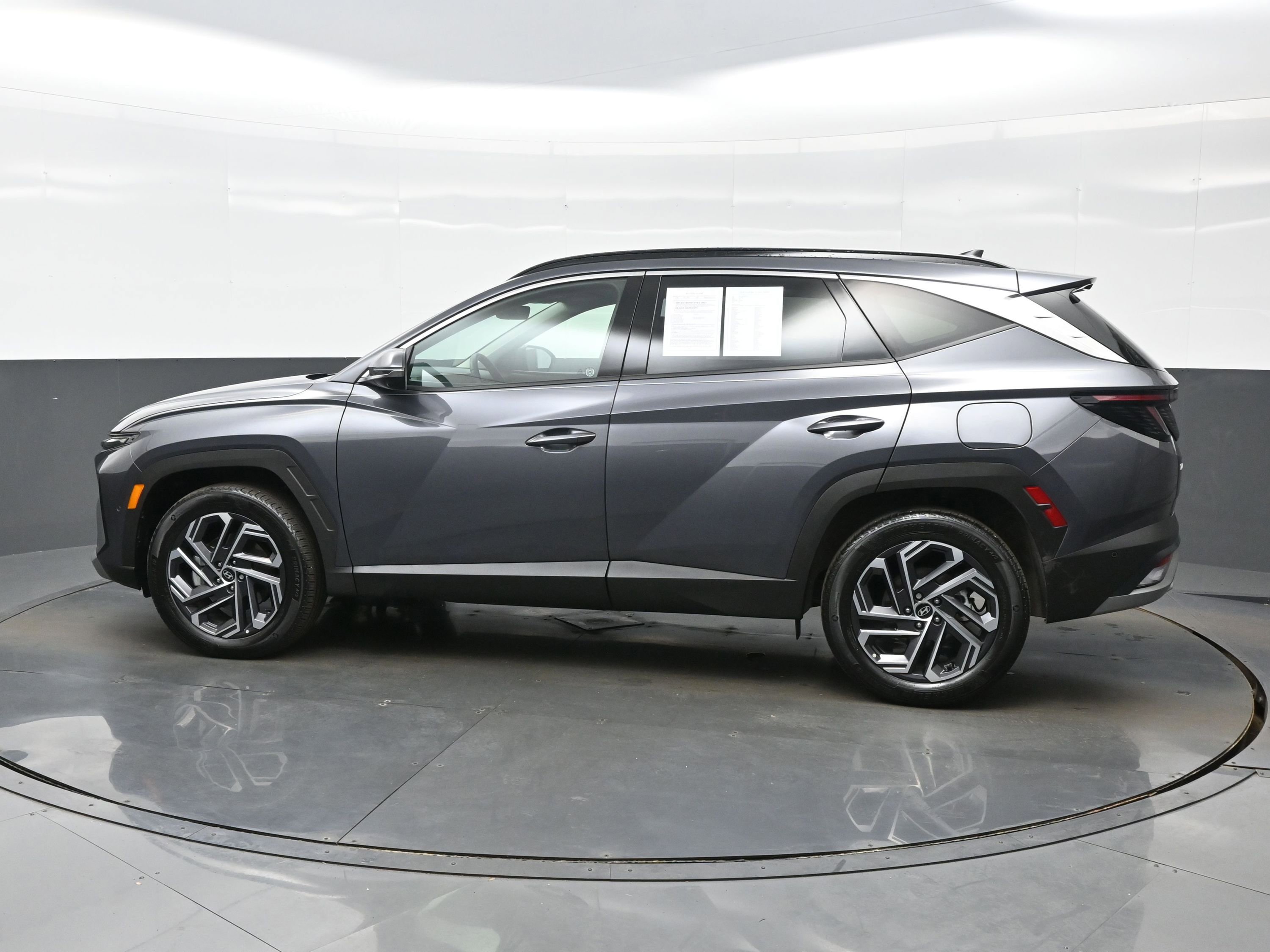 Certified 2025 Hyundai Tucson Limited AWD/4WD image 3