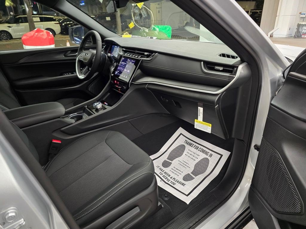 New 2025 Jeep Grand Cherokee Laredo w/ Luxury Tech Group I RWD image 29