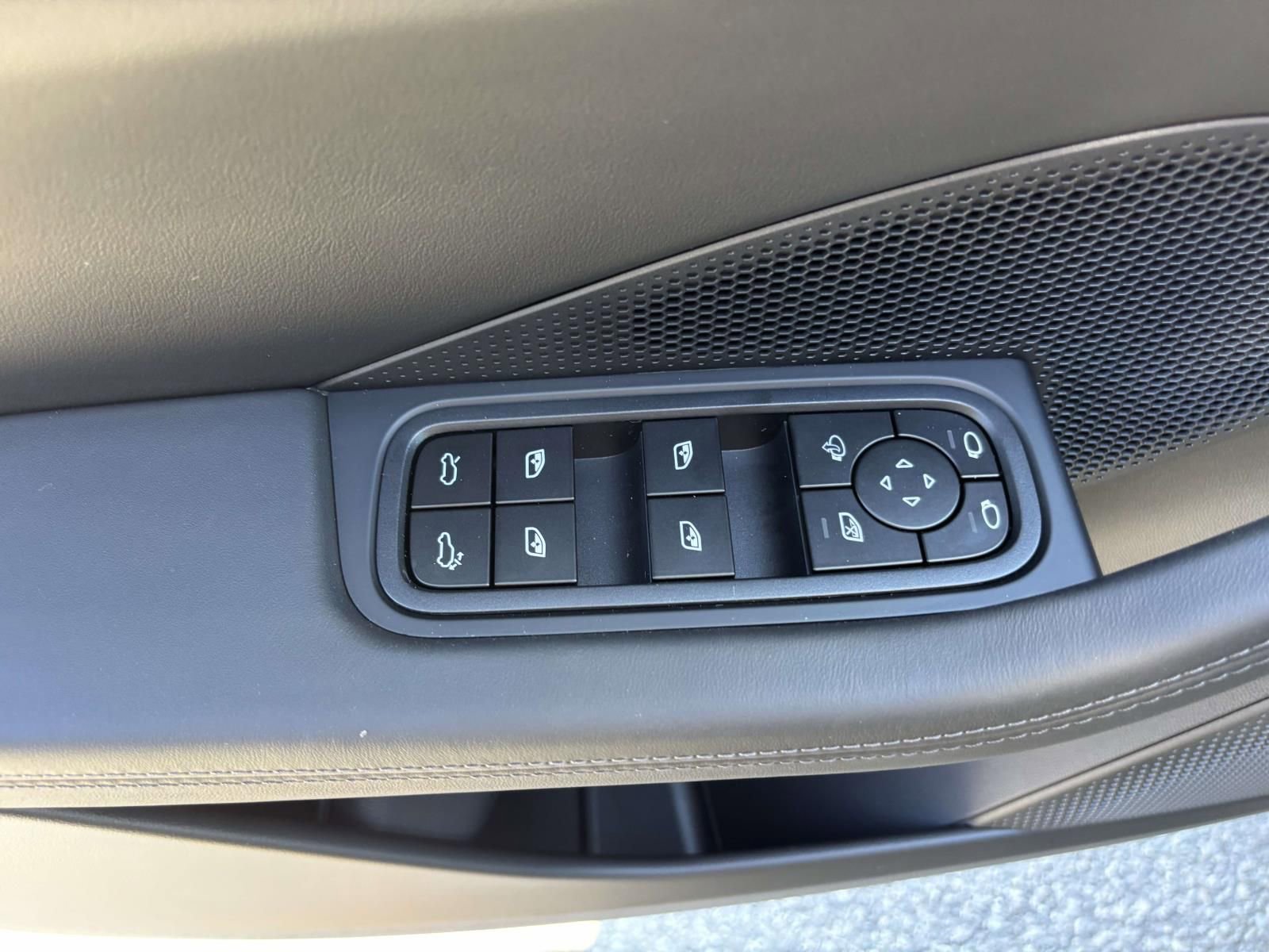 New 2026 Porsche Macan 4 Electric image 25