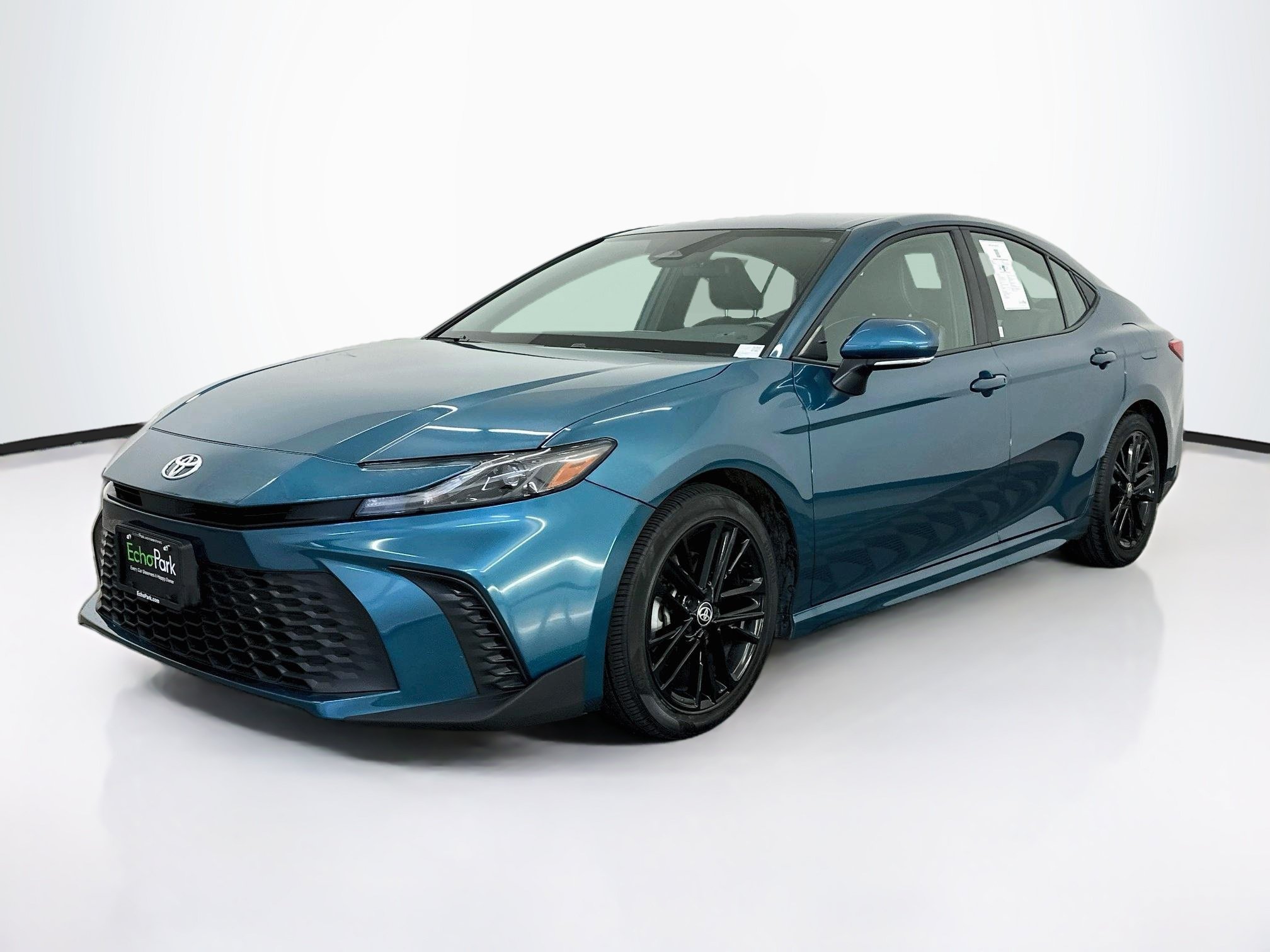 Used 2025 Toyota Camry SE FWD image 3