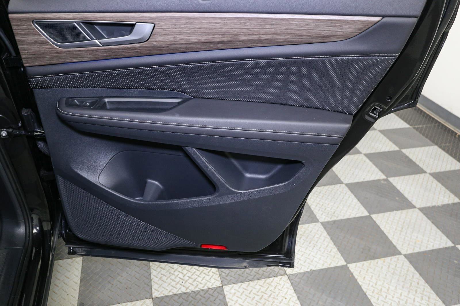 Certified 2025 Volkswagen Atlas SEL image 27