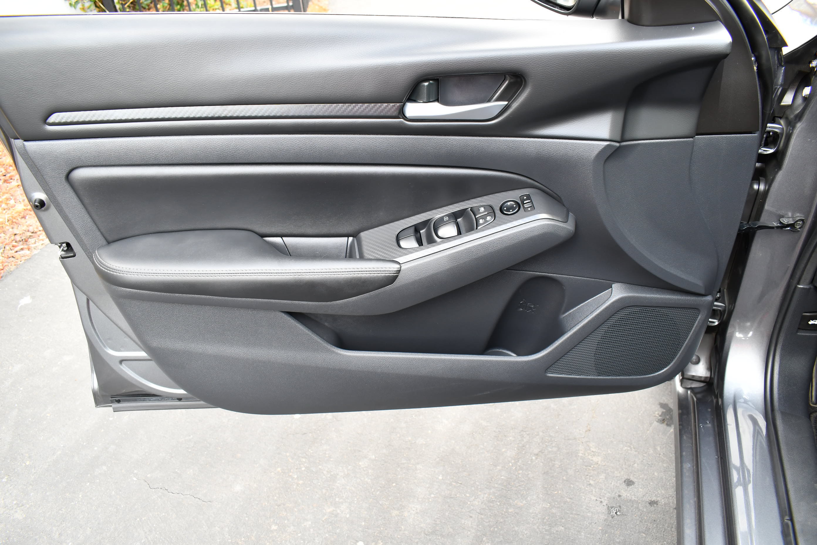 Used 2025 Nissan Altima 2.5 SV FWD image 11