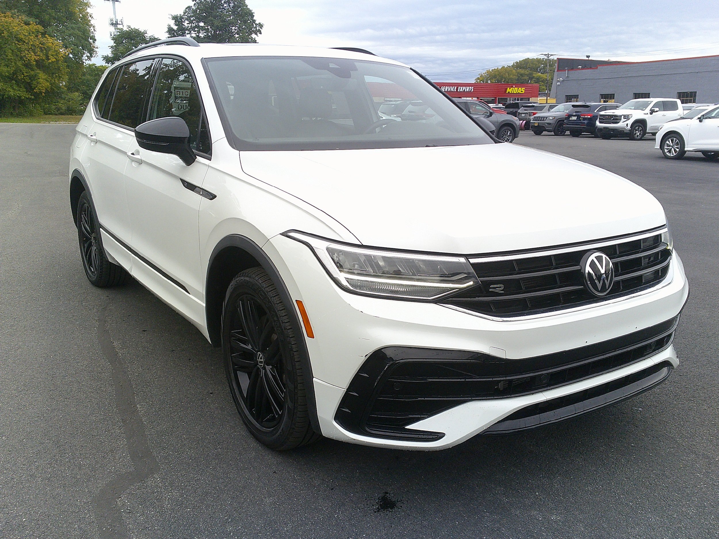 Used 2022 Volkswagen Tiguan SE R-Line AWD/4WD image 4