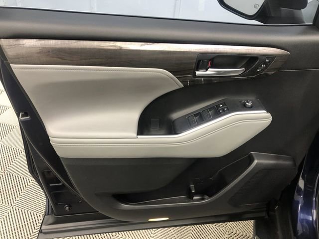 Used 2023 Toyota Highlander Limited image 12