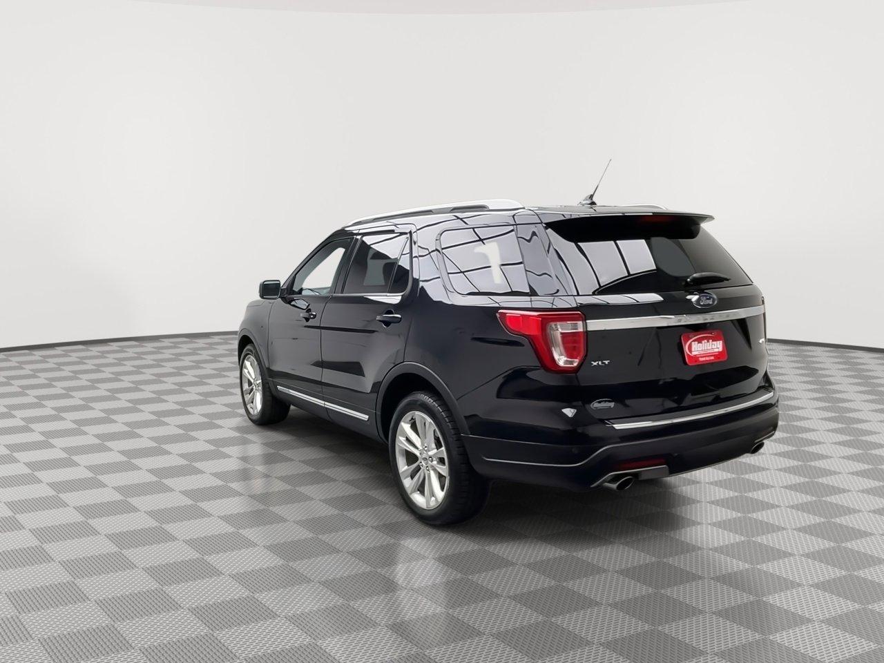 Used 2018 Ford Explorer XLT w/ Equipment Group 202A AWD/4WD image 40