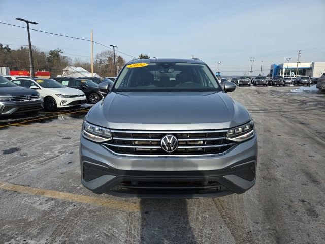 Used 2022 Volkswagen Tiguan SE image 2