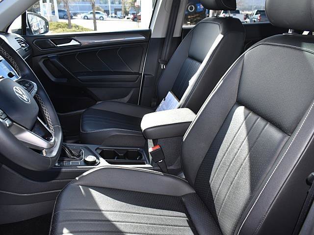 Used 2023 Volkswagen Tiguan SE w/ Panoramic Sunroof Package image 10