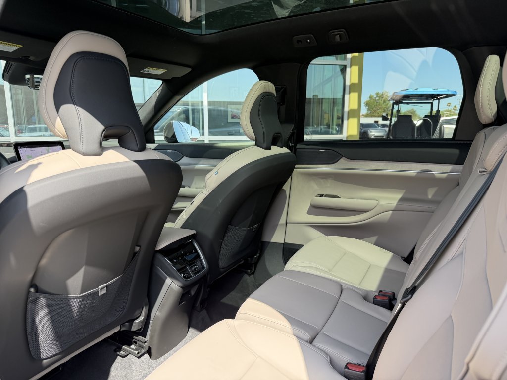 Used 2025 Volvo EX90 Ultra AWD/4WD image 30