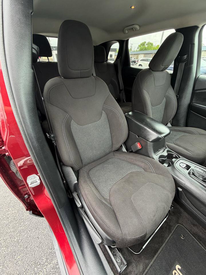 Used 2019 Jeep Cherokee Latitude w/ Popular Appearance Group AWD/4WD image 18