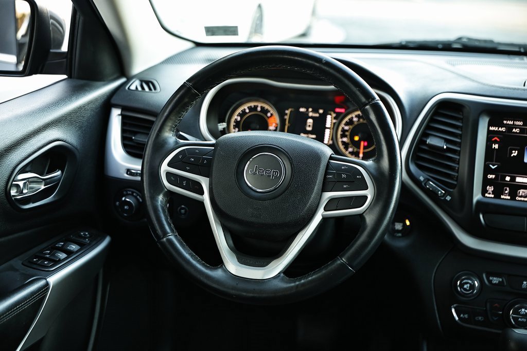 Used 2018 Jeep Cherokee Latitude Plus w/ Comfort/Convenience Group image 26