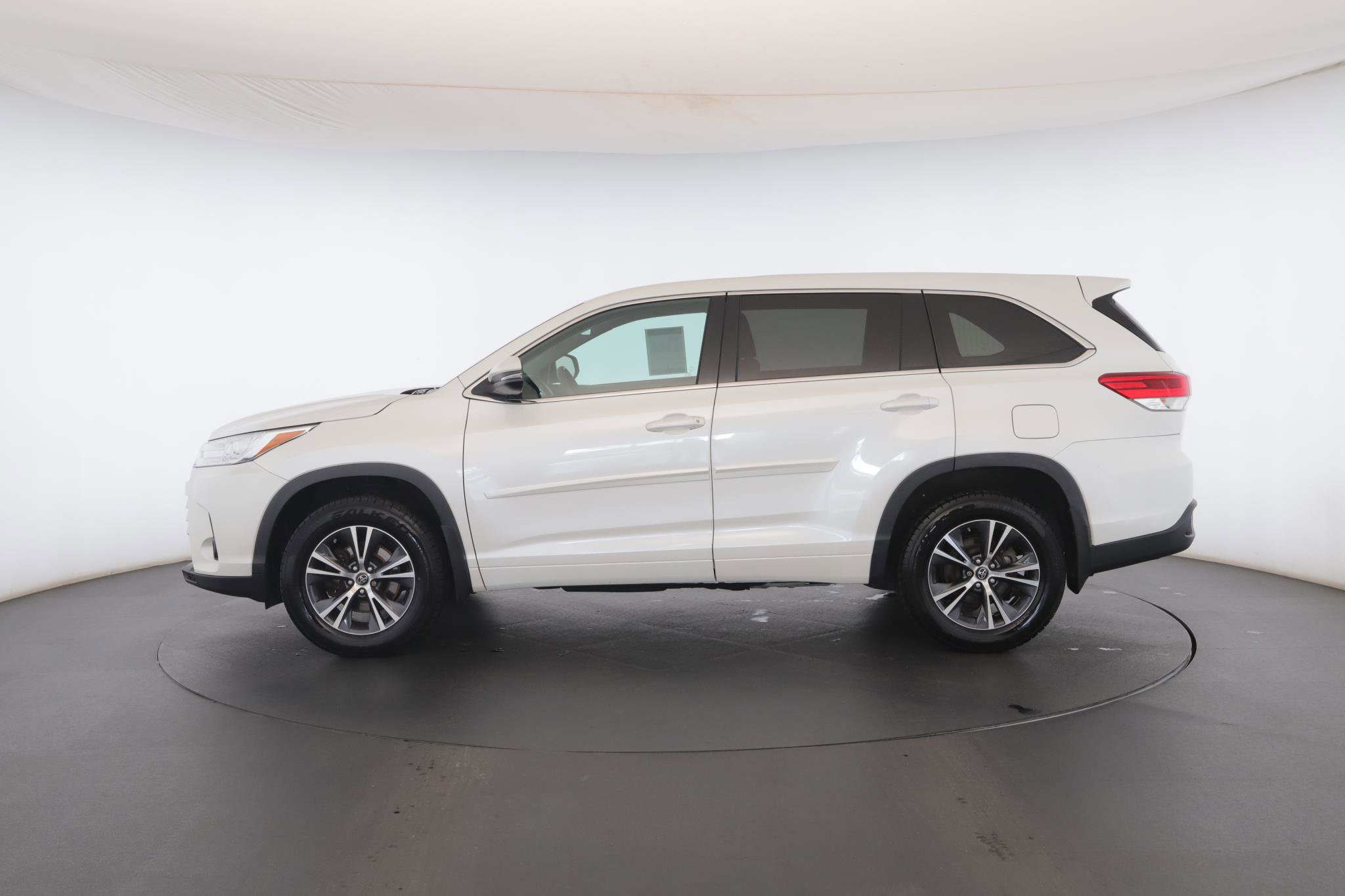 Used 2018 Toyota Highlander LE AWD/4WD image 18