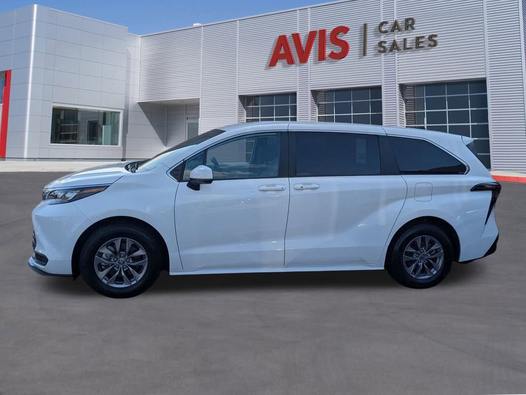 Used 2025 Toyota Sienna LE image 10
