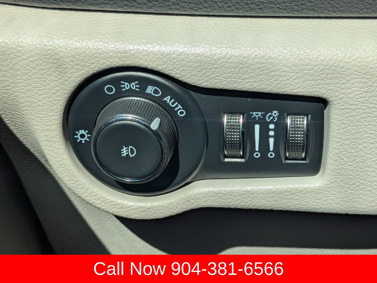 Used 2024 Chrysler Pacifica Limited FWD image 26