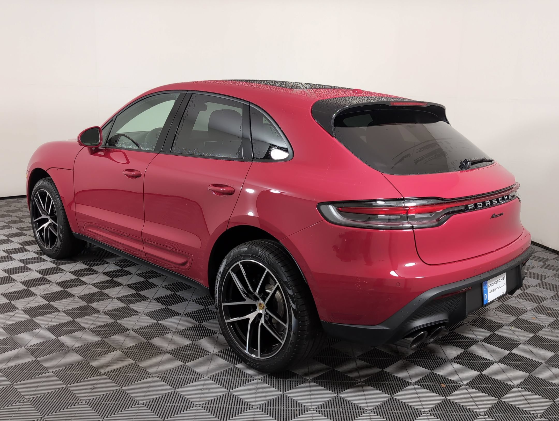 Certified 2025 Porsche Macan AWD/4WD image 3