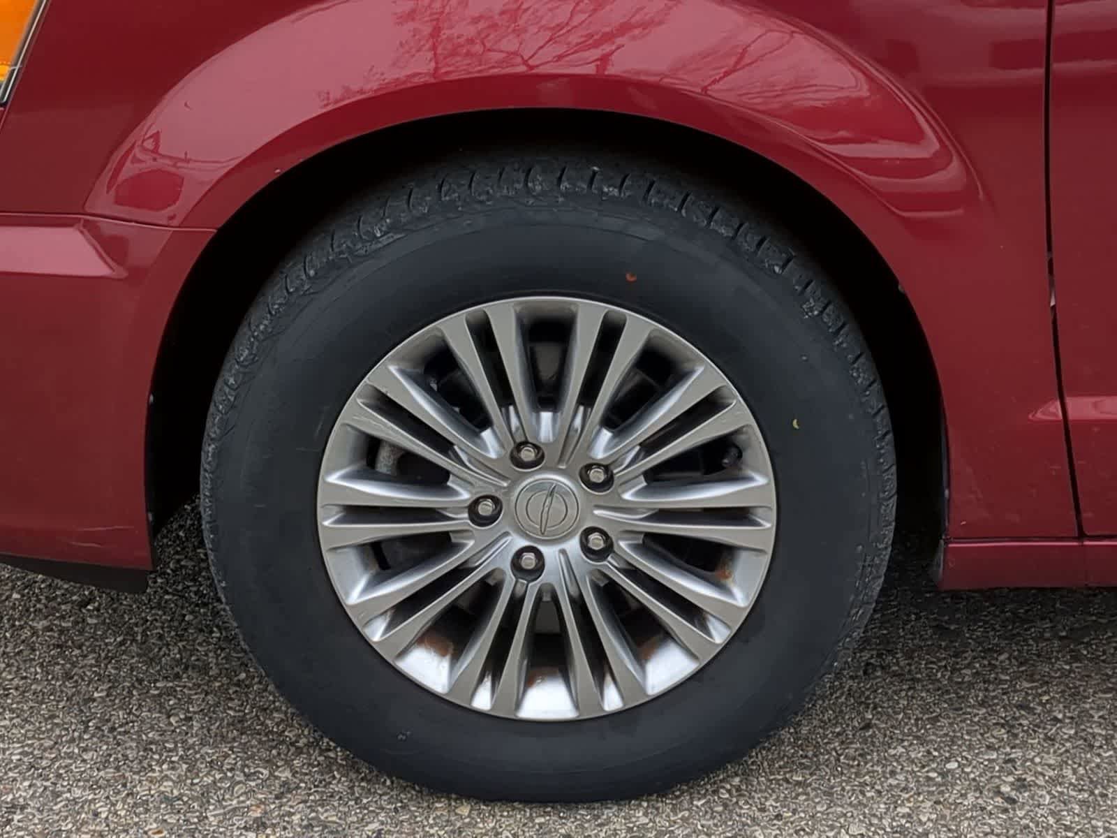 Used 2013 Chrysler Town & Country Touring-L FWD image 14