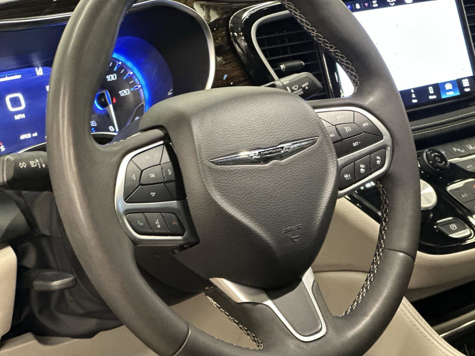 Used 2022 Chrysler Pacifica Limited image 17