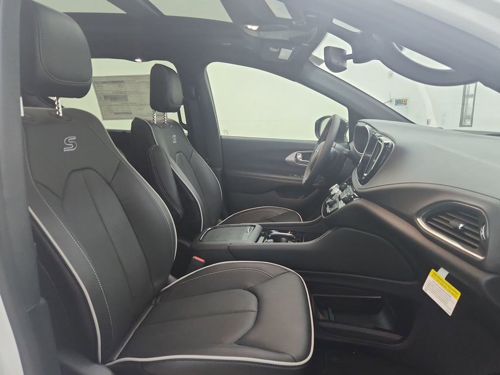 New 2026 Chrysler Pacifica Limited AWD/4WD image 35