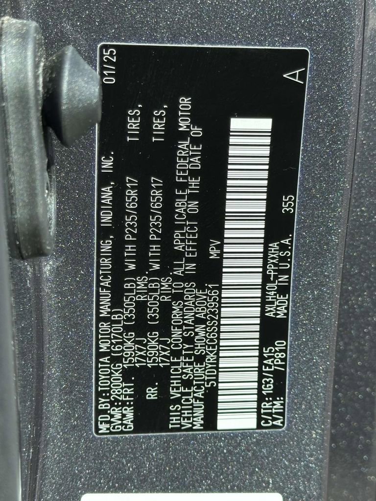 Used 2025 Toyota Sienna XLE image 33