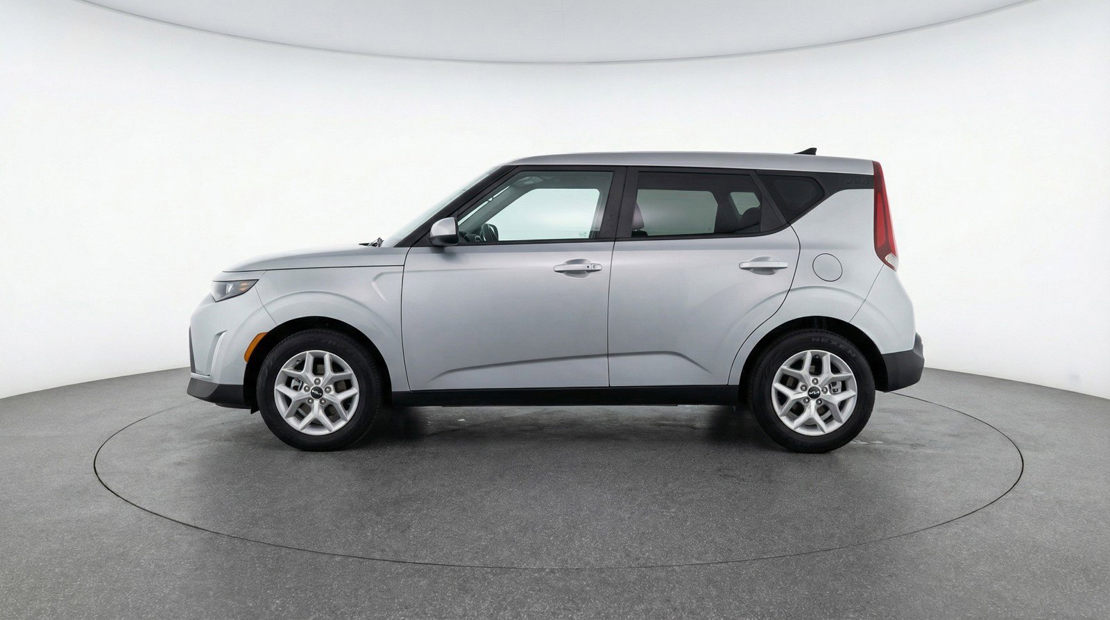 Used 2025 Kia Soul LX w/ LX Technology Package FWD image 5