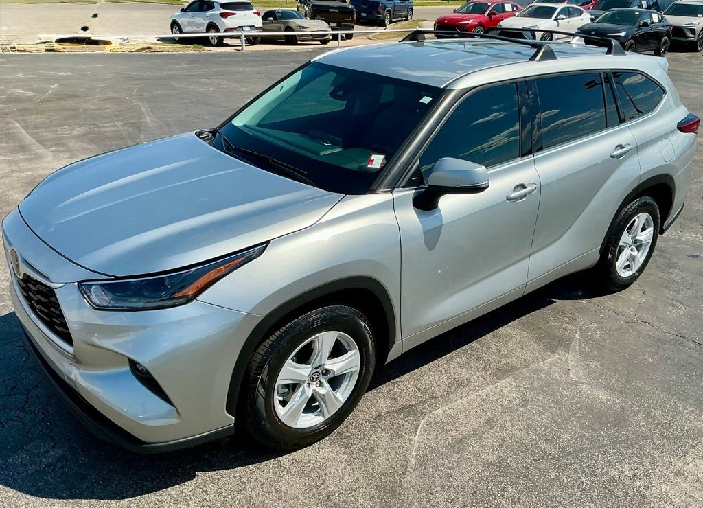 Used 2021 Toyota Highlander LE image 5