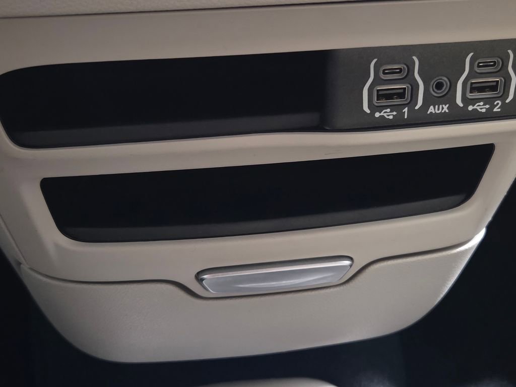 Certified 2024 Chrysler Pacifica Touring-L image 25