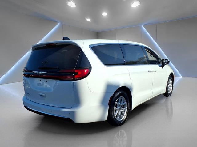 Used 2024 Chrysler Pacifica Touring-L image 3