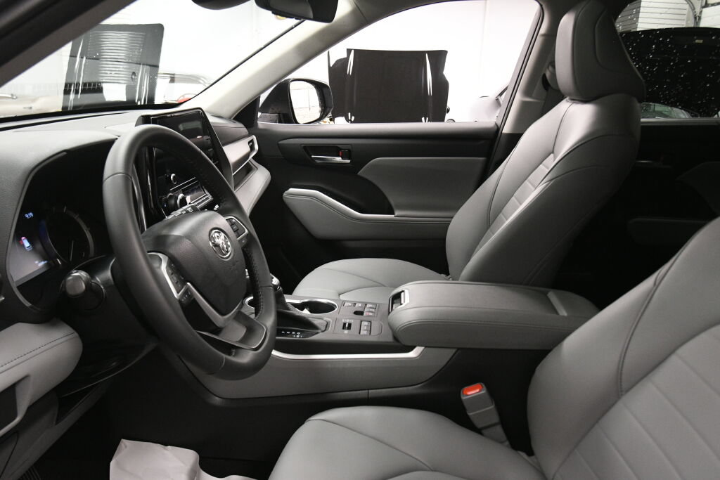 Used 2023 Toyota Highlander XLE AWD/4WD image 19