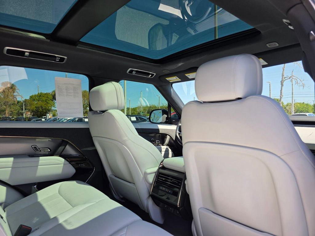 Used 2025 Land Rover Range Rover Sport SE image 12
