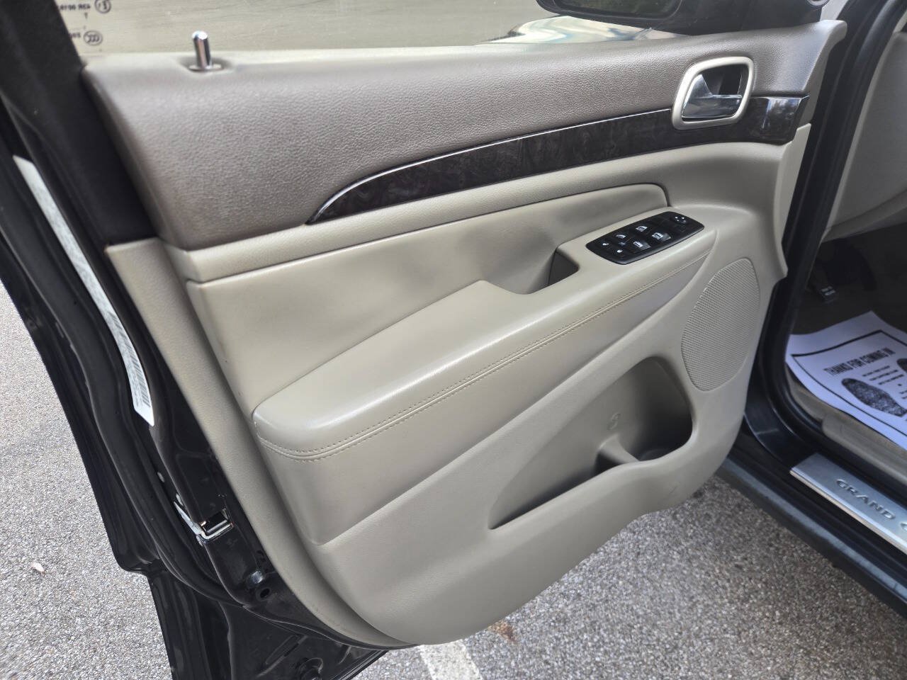 Used 2012 Jeep Grand Cherokee Laredo w/ Laredo E Group AWD/4WD image 18