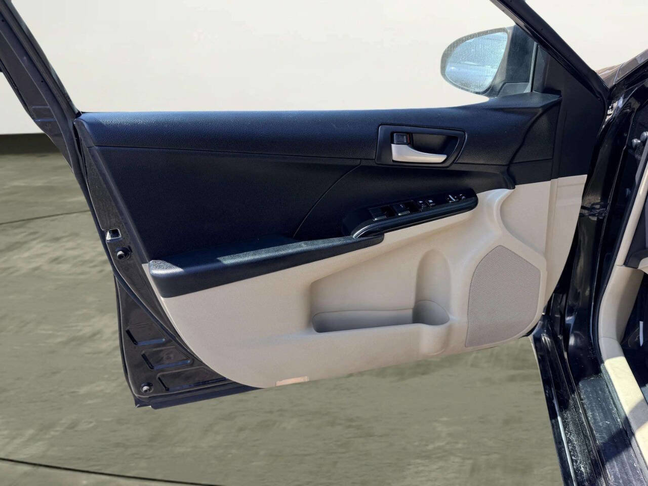 Used 2012 Toyota Camry LE w/ Preferred Accessory Pkg image 8