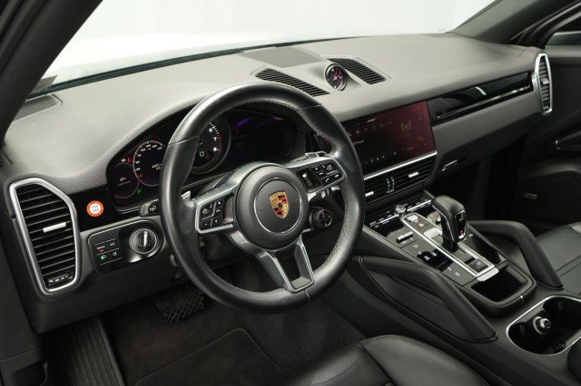Used 2023 Porsche Cayenne Platinum Edition image 30